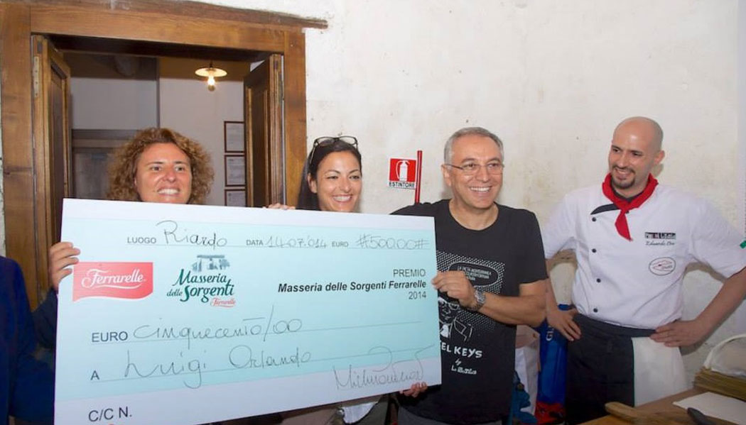 Enzo coccia consegna premio al vincitore di Masseria Ferrarelle